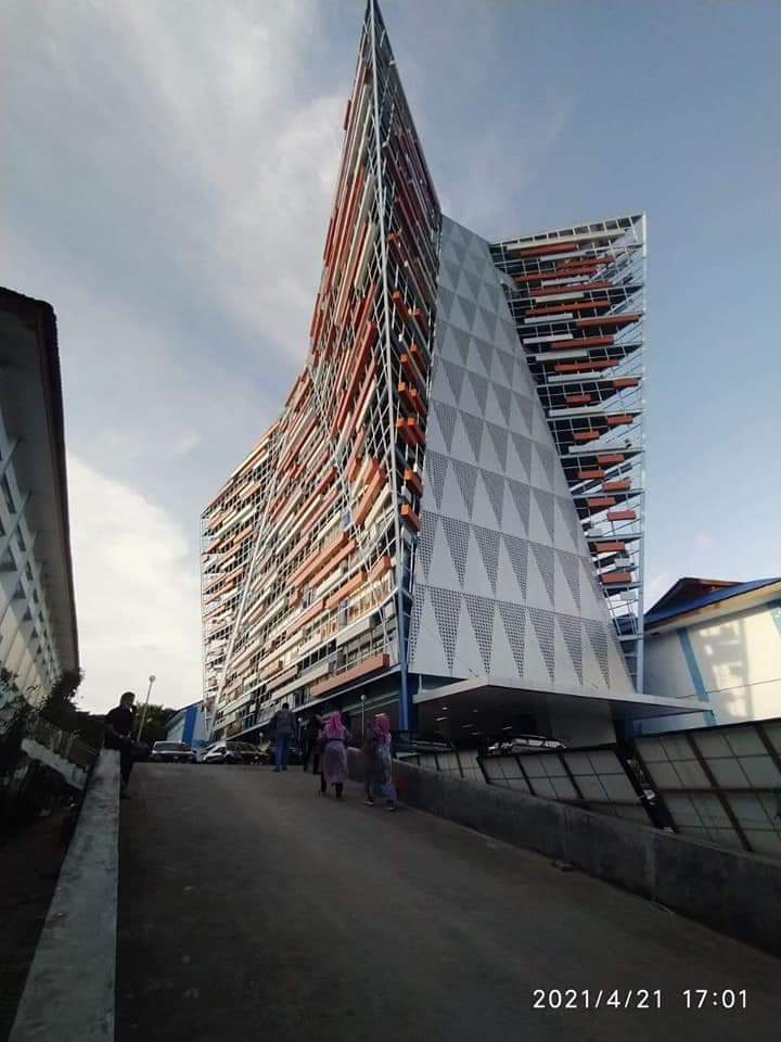 Foto Gedung FMIPA UNM dari pelataran Parkiran